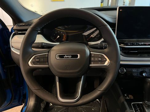 Used 2025 Jeep Compass Limited image 28