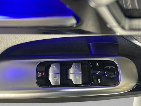 Used 2025 Mercedes-Benz C 300 Sedan image 12