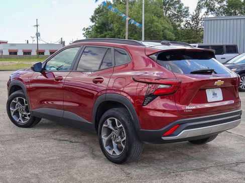 Used 2025 Chevrolet Trax LT FWD image 2