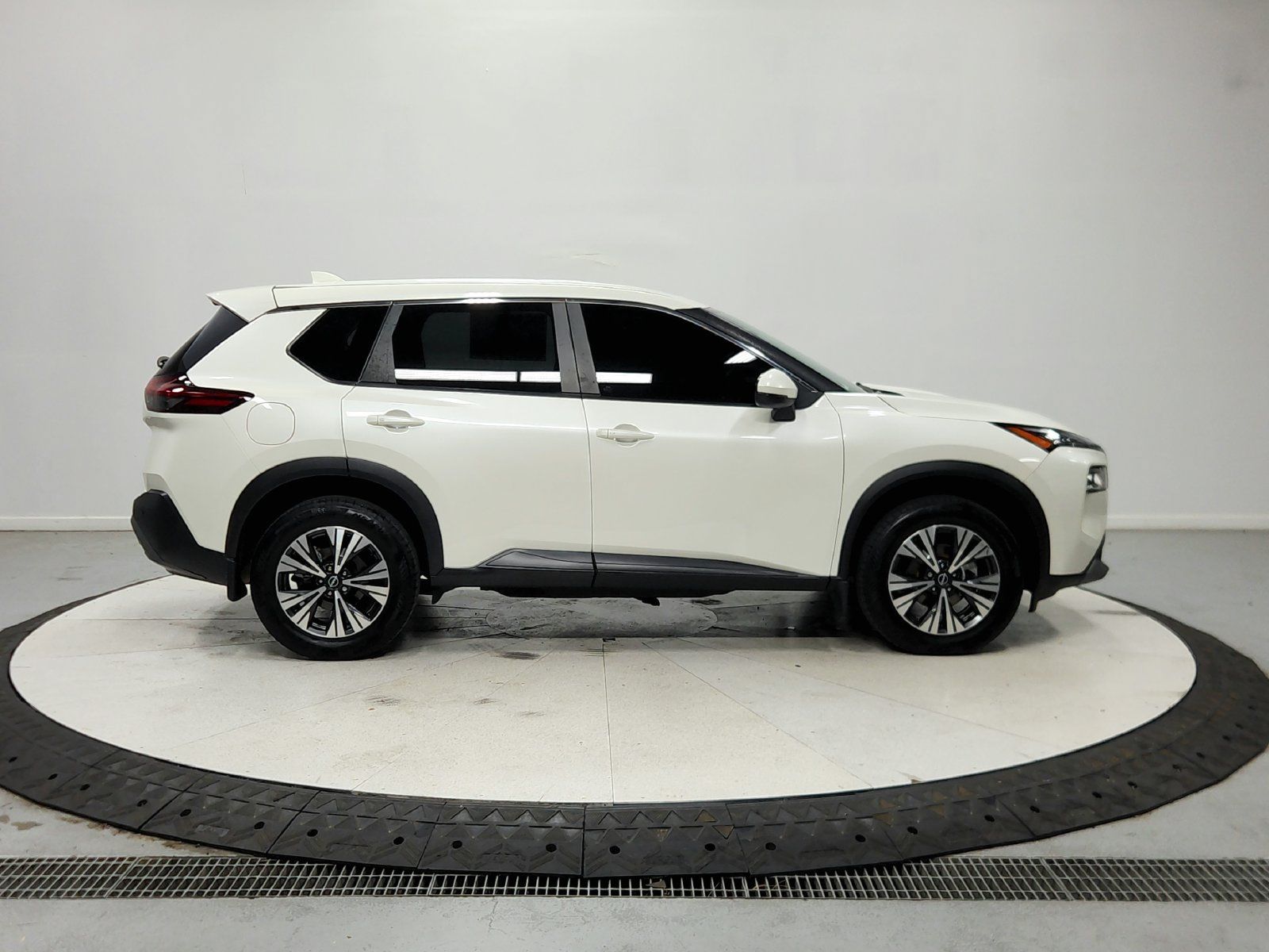 Used 2023 Nissan Rogue SV FWD image 9