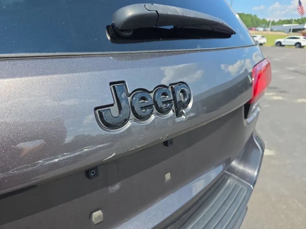 Used 2019 Jeep Grand Cherokee Altitude AWD/4WD image 10