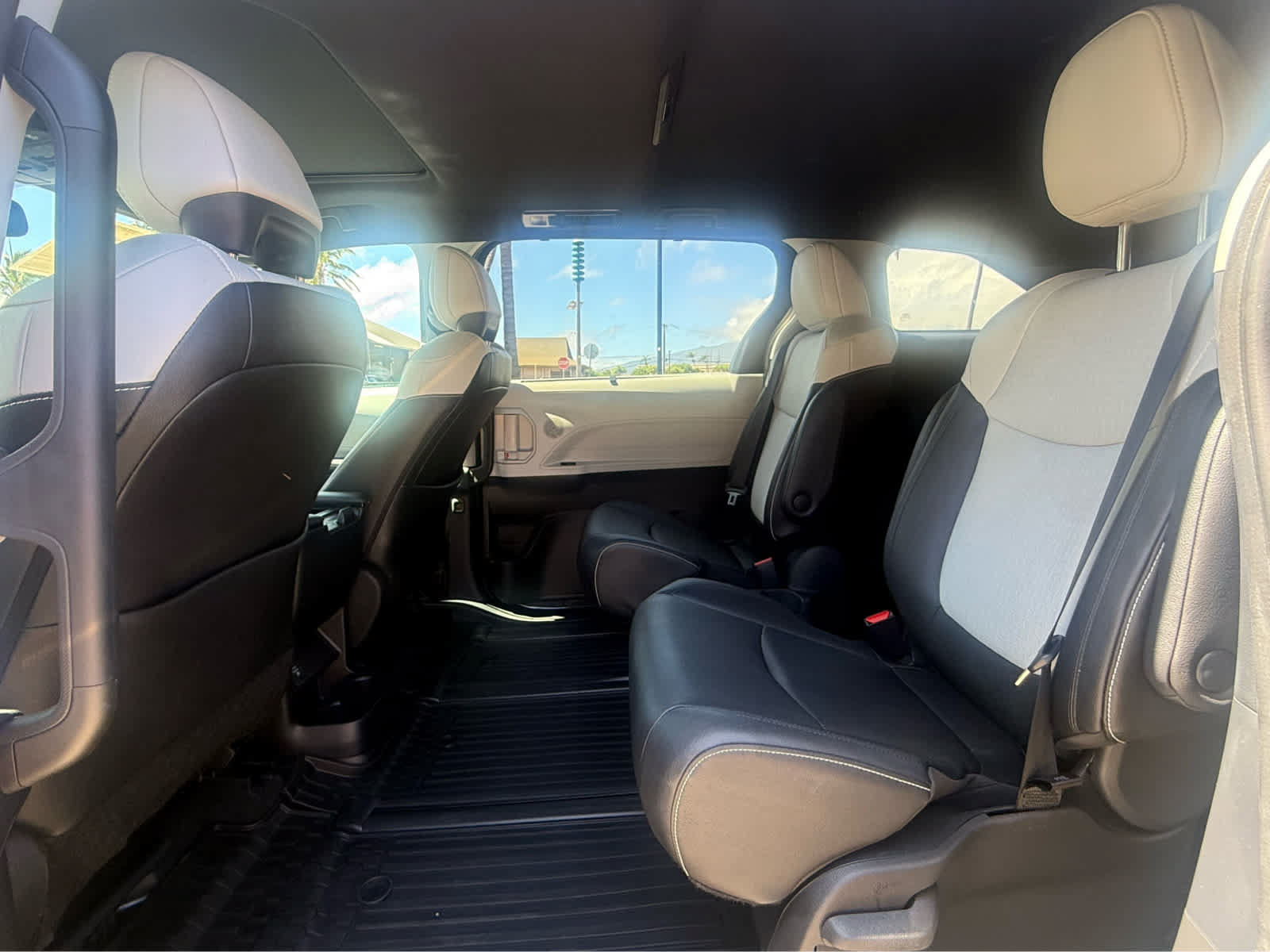Used 2025 Toyota Sienna XSE FWD image 15