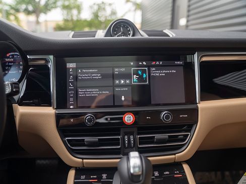 Certified 2026 Porsche Macan AWD/4WD image 12