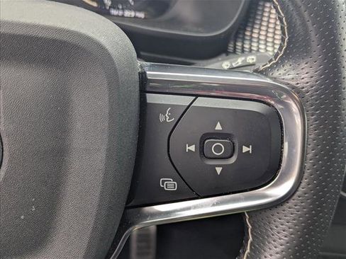 Used 2021 Volvo XC40 T5 R-Design image 11