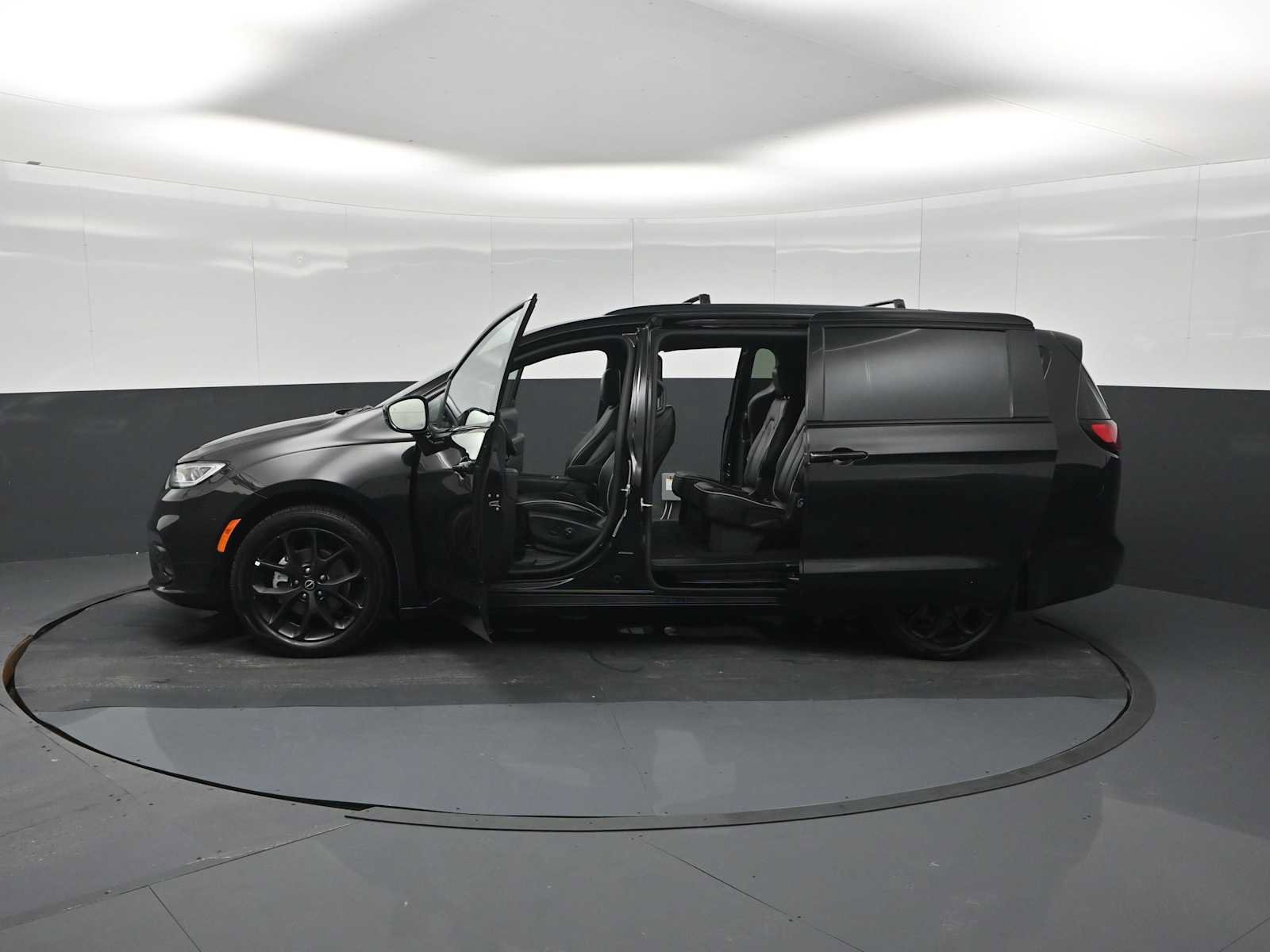 Used 2025 Chrysler Pacifica Limited FWD image 29