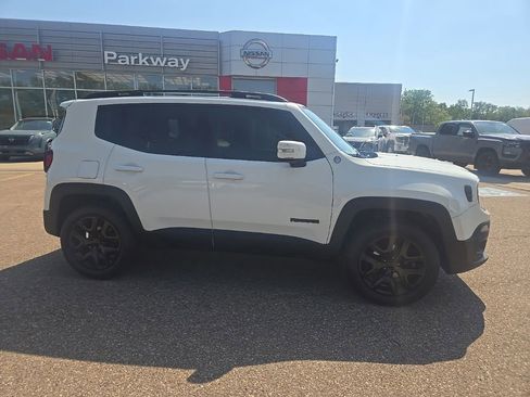 Used 2017 Jeep Renegade Altitude AWD/4WD image 8