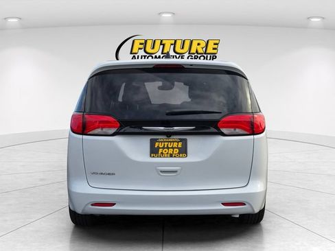 Used 2024 Chrysler Voyager LX FWD image 5