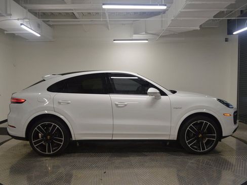 Certified 2023 Porsche Cayenne Platinum Edition image 8