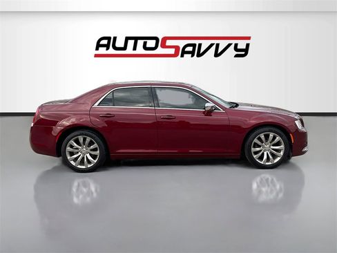 Used 2020 Chrysler 300 Touring w/ Chrome Appearance Package image 8