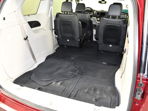 Used 2019 Chrysler Pacifica Touring-L FWD image 36