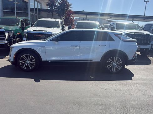 Used 2024 Cadillac Lyriq Luxury RWD image 2