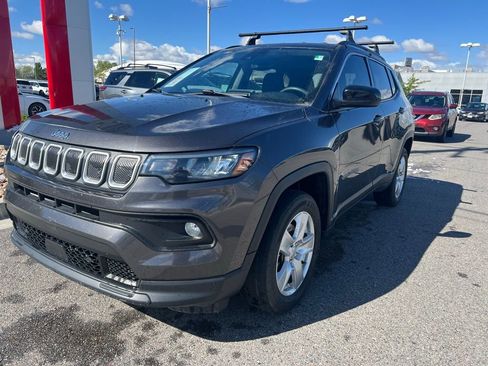 Used 2022 Jeep Compass Latitude image 2