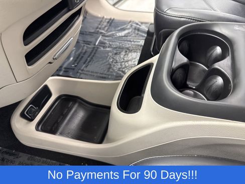 Used 2023 Chrysler Pacifica Touring-L FWD image 17