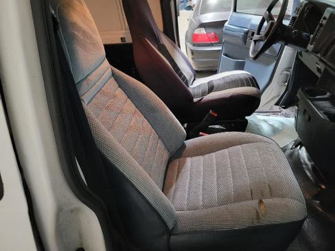 Used 1992 GMC Safari XT image 32