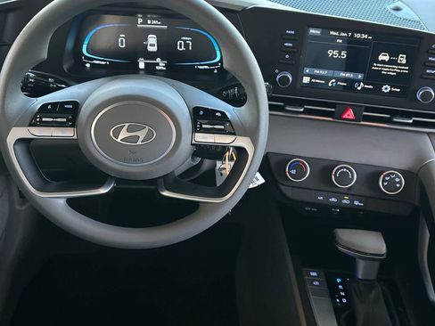 Used 2025 Hyundai Elantra SE image 14
