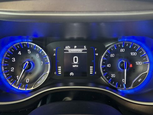 Used 2018 Chrysler Pacifica Touring-L w/ Tire & Wheel Group image 3