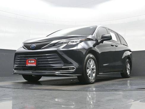 Used 2022 Toyota Sienna XLE FWD image 30