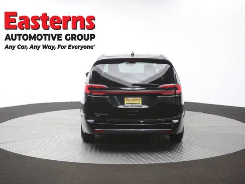Used 2023 Chrysler Pacifica Touring-L FWD image 39