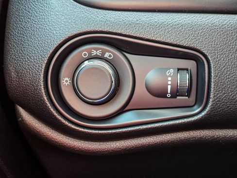 Used 2021 Jeep Renegade Sport image 26