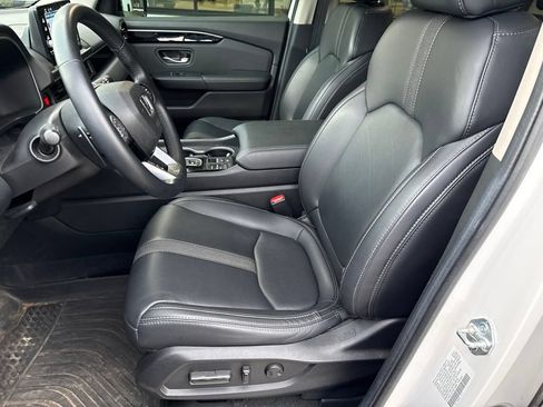 Used 2025 Honda Pilot Touring image 3