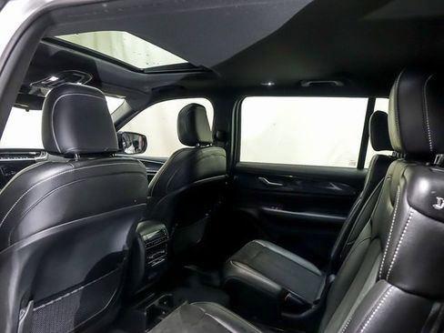 Used 2023 Jeep Grand Cherokee L Laredo image 12