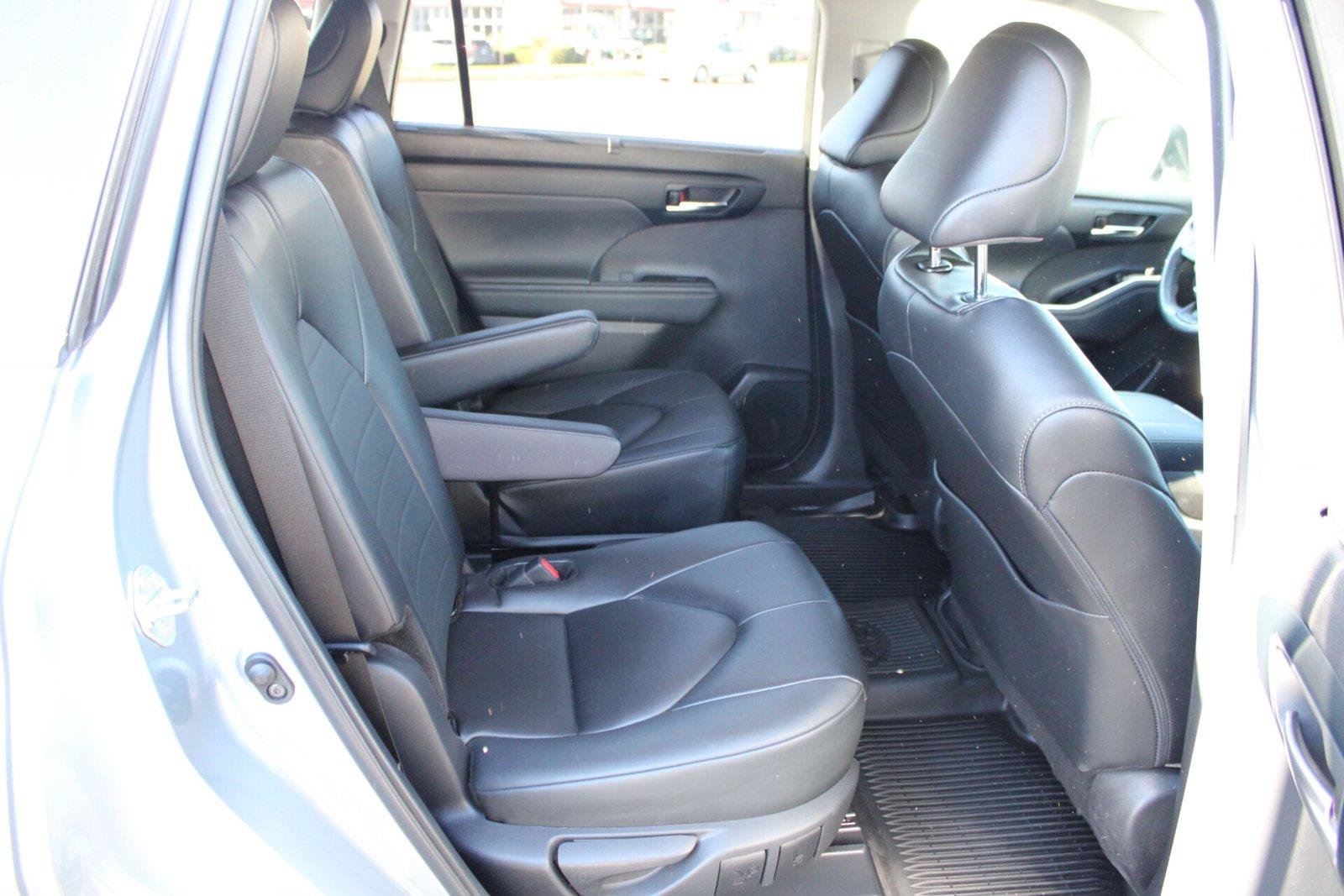 Used 2024 Toyota Highlander XLE AWD/4WD image 12