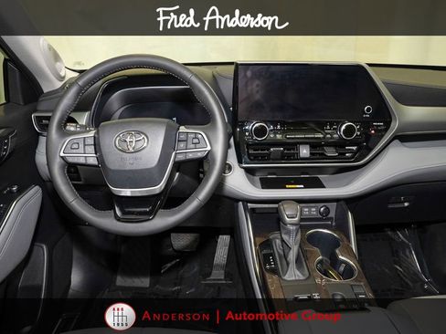Used 2024 Toyota Highlander Platinum FWD image 7