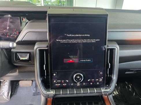 Used 2025 GMC Yukon Denali AWD/4WD image 30