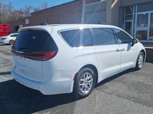 Used 2023 Chrysler Pacifica Touring-L image 3