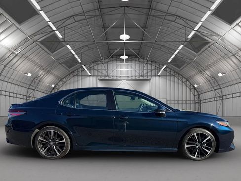 Used 2018 Toyota Camry XSE image 3