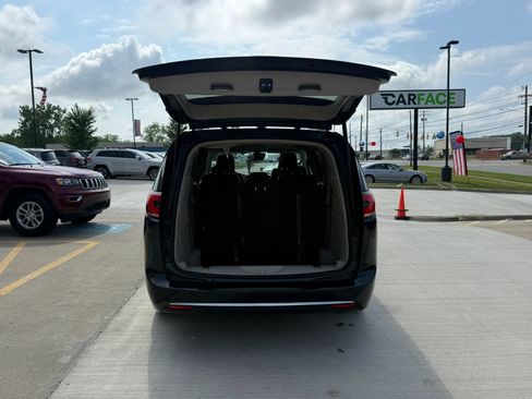Used 2022 Chrysler Pacifica Touring-L w/ Uconnect Theater Family Group FWD image 12