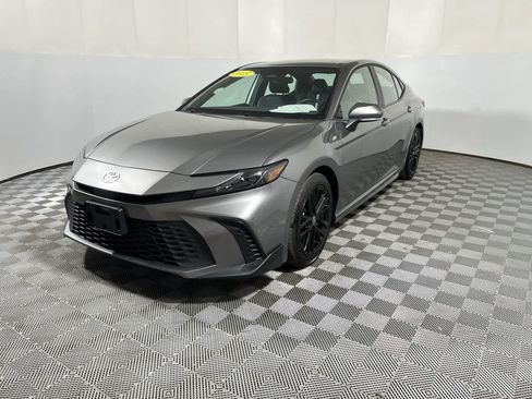 Used 2025 Toyota Camry SE FWD image 4