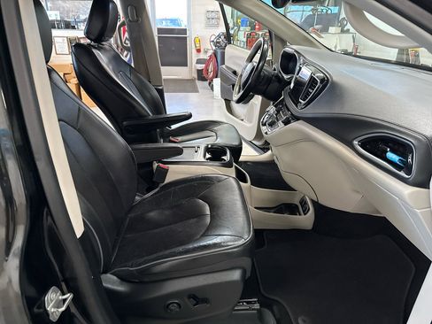 Used 2018 Chrysler Pacifica Limited image 56