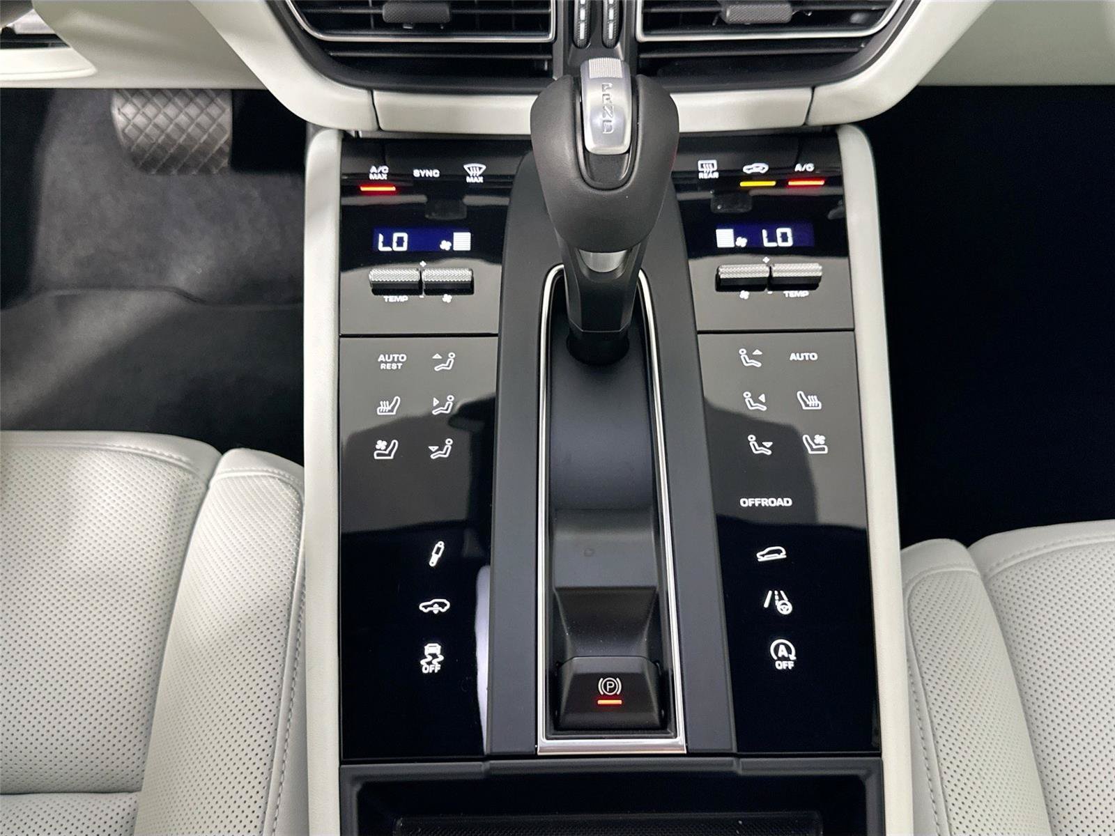Certified 2024 Porsche Macan AWD/4WD image 29