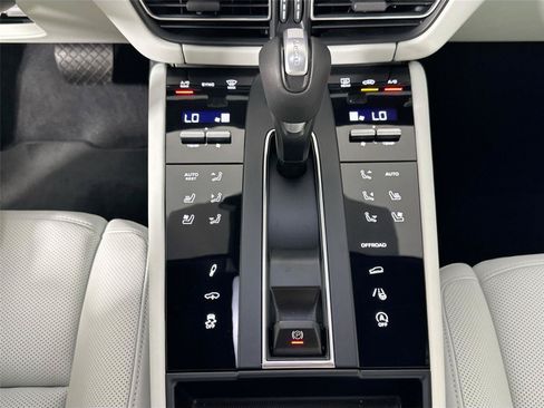 Certified 2024 Porsche Macan AWD/4WD image 29