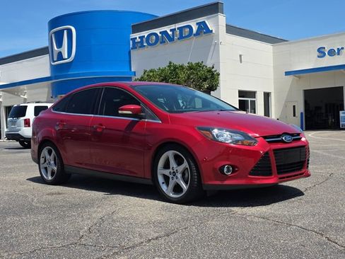 Used 2012 Ford Focus Titanium FWD image 2