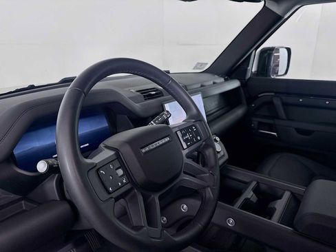 Used 2025 Land Rover Defender 130 X-Dynamic SE image 9