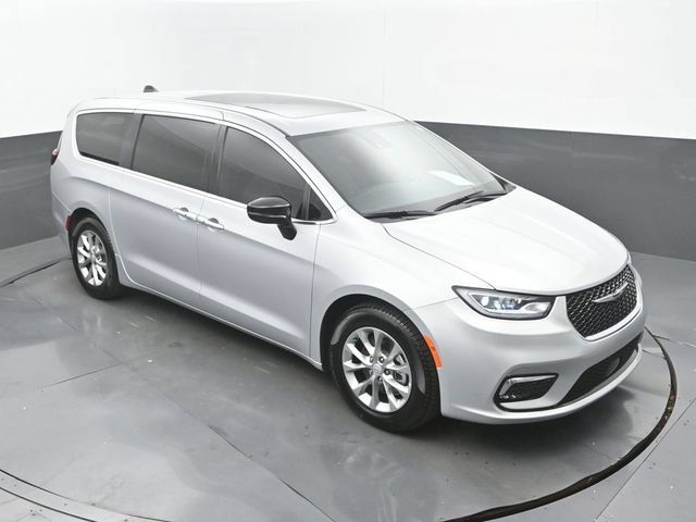Used 2026 Chrysler Pacifica Limited FWD image 29
