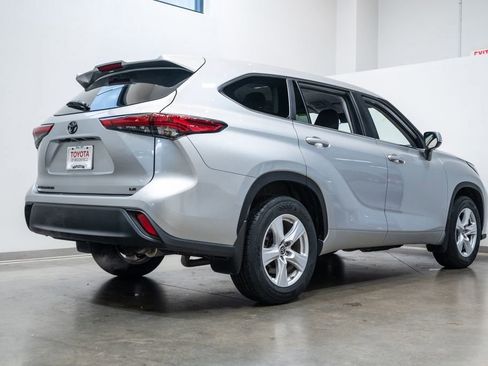 Used 2023 Toyota Highlander LE FWD image 9
