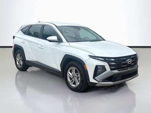 Certified 2025 Hyundai Tucson SE image 3