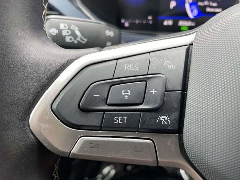 Used 2024 Volkswagen Taos SE image 31