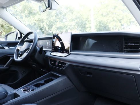 Certified 2025 Volkswagen Tiguan SE FWD image 20