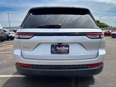 Used 2023 Jeep Grand Cherokee Altitude RWD image 5