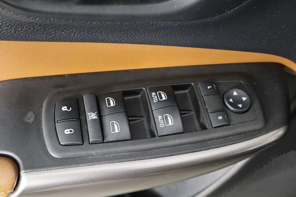 Used 2019 Jeep Cherokee Overland w/ Technology Group AWD/4WD image 20