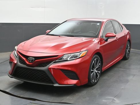 Used 2019 Toyota Camry SE w/ Convenience Package FWD image 3