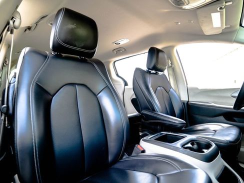 Used 2023 Chrysler Pacifica Touring-L FWD image 17