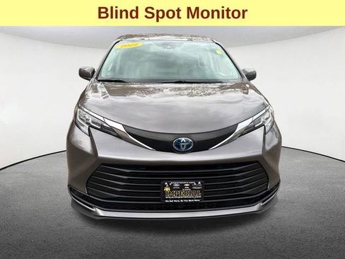 Used 2022 Toyota Sienna LE image 4