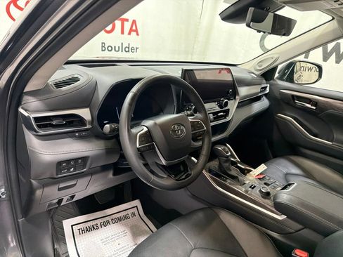 Used 2024 Toyota Highlander Platinum AWD/4WD image 23