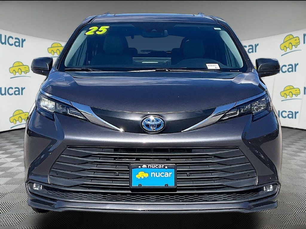 Used 2025 Toyota Sienna XLE FWD image 2