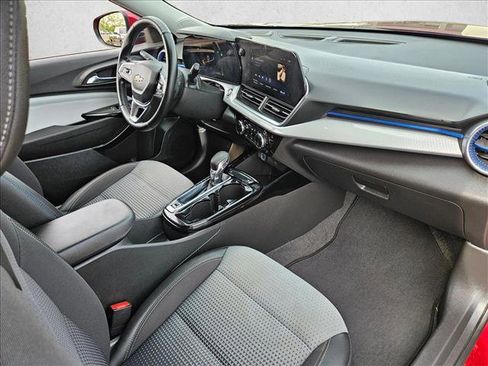 Used 2025 Chevrolet Trax LT w/ LT Convenience Package image 25